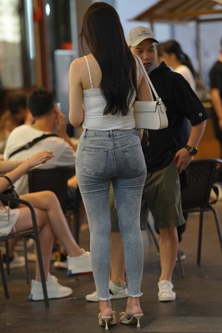 街拍紧身牛仔美眉