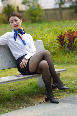 黑色丝制服美眉