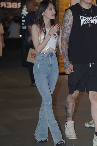 她有个高达威猛的男朋友