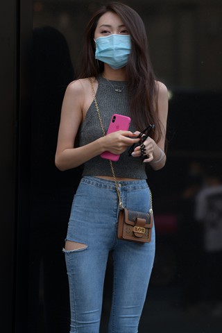 街拍紧身牛仔裤美女